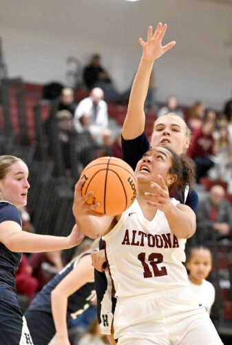 Lady Lions go down to wire in win over rival Tigers